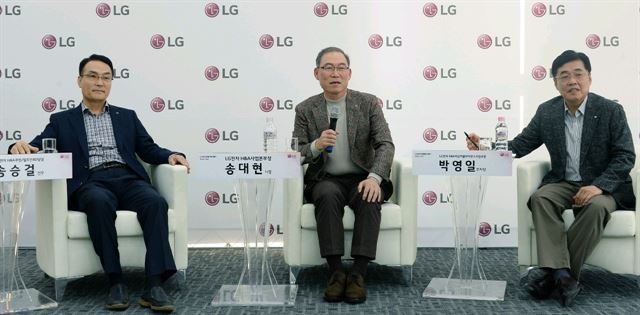 LG전자 H&A사업본부장 송대현(가운데) 사장과 키친어플라이언스사업부장 박영일(오른쪽) 부사장, 쿠킹빌트인BD담당 송승걸(왼쪽) 전무가 6일 창원R&D센터에서 언론의 질문에 답하고 있다. LG전자 제공