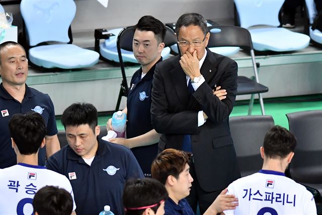 대한항공의 박기원(위에서 오른쪽)감독이 경기 도중 심각한 표정을 짓고 있다. KOVO제공