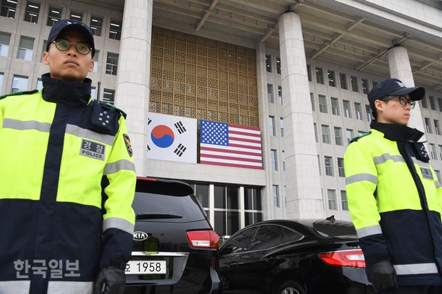 도널드 트럼프 미국 대통령의 국회연설을 하루 앞둔 7일 오전 한국과 미국 양국 국기가 걸고 있는 국회의사당 벽면 앞에서 경찰 병력이 배치되고 있다. 오대근기자