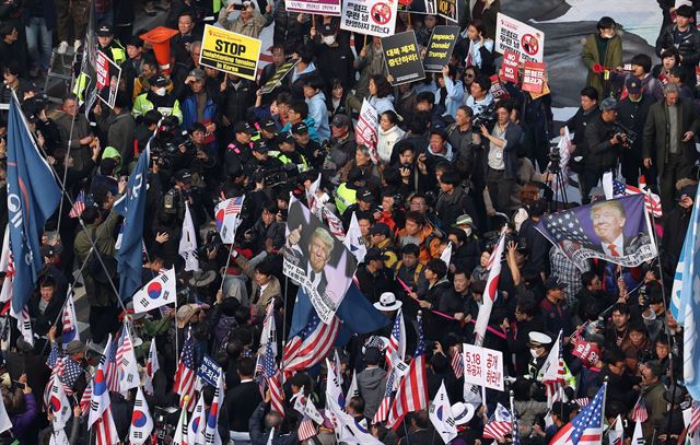 국빈 방문 중인 도널드 트럼프 미국 대통령의 24년 만 국회 연설이 예정된 8일 오전 서울 여의도 국회 앞에 찬반 시위대가 충돌하고 있다. 연합뉴스