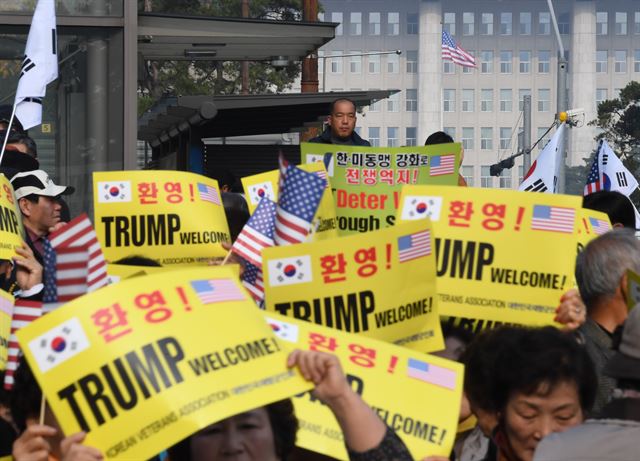 국빈 방문 중인 도널드 트럼프 미국 대통령이 국회에서 24년 만의 연설이 예정된 8일 오전 서울 여의도 국회 앞에서 열린 환영 집회에서 보수단체 구성원들이 트럼프를 환영하는 손팻말을 들고 있다. 연합뉴스