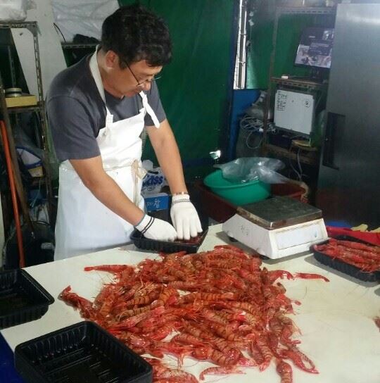 울릉도 천금수산 박종현 대표가 독도새우를 포장하고 있다. 김정혜기자 kjh@hankookilbocom