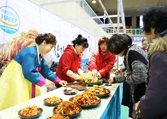 지난해 빛깔찬 영양김장축제에서 관광객들이 김장담그기 체험을 하고 있다. 영양군 제공.