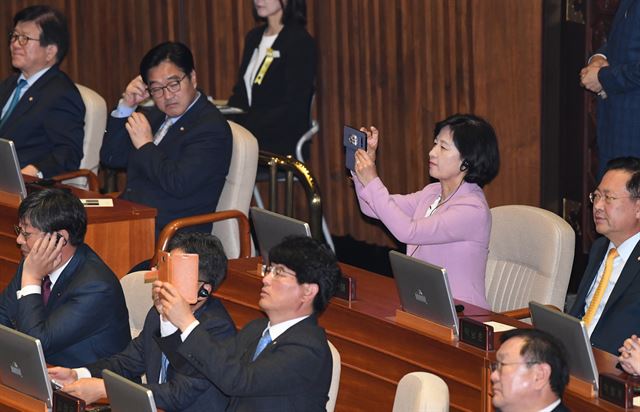 도널드 트럼프 미국 대통령이 8일 오전 국회 본회의장에서 국회연설을 하는 동안 추미애 더불어민주당 대표가 스마트폰으로 촬영하고 있다. 오대근기자 inliner@hankookilbo.com