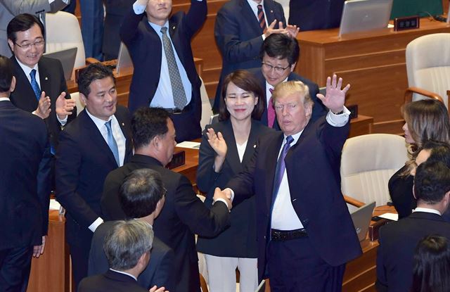 트럼프 대통령이 국회 연설을 마치고 퇴장하며 의원들과 악수하는 동안 자유한국당 의원석에서 여러명이 손을 흔들어 인사하자 손을 들어 보이고 있다. 오대근기자