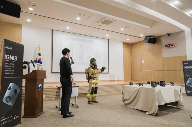 삼성전자가 C랩 과제원들이 지난달 세종시 소방청에 모인 전국 18개 시도 소방대원과 장비담당자들에게 저가형 열화상 카메라에 대해 설명하고 있다. 삼성전자 제공