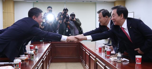 8일 국회 의원회관에서 열린 자유한국당과 바른정당 통합파 의원들의 보수대통합 추진모임에서 참석 의원들이 악수를 하고 있다. 왼쪽부터 황영철 의원, 자유한국당 홍문표 사무총장, 김성태 의원. 연합뉴스