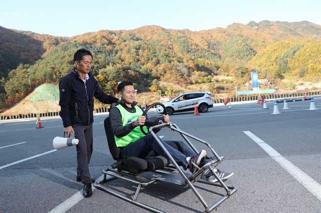 올바른 회피 운전에 관해 교육받는 참가자. 위급 상황 시 운전대를 180°까지 한 번에 돌릴 수 있도록 양손으로 잡아야 한다