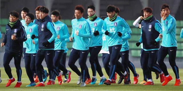 축구대표팀 선수들이 8일 경기도 수원시 수원월드컵경기장 보조경기장에서 가볍게 뛰며 몸을 풀고 있다. 수원=연합뉴스