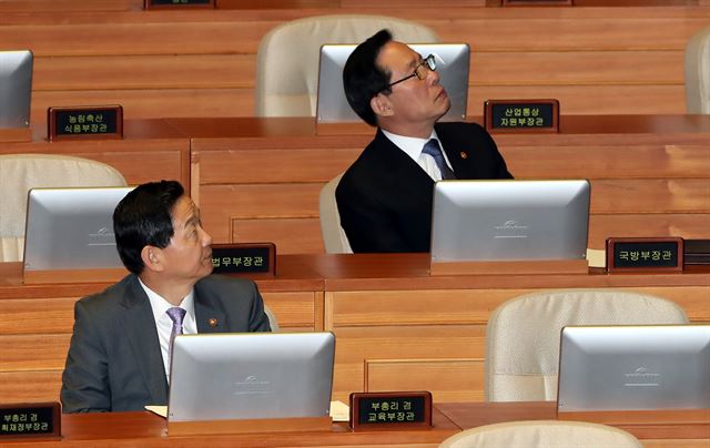 9일 오후 서울 여의도 국회 본회의장에서 열린 본회의에 김상곤(왼쪽) 사회부총리 겸 교육부 장관과 송영무 국방부 장관이 전광판을 바라보고 있다. 뉴시스