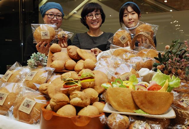 9일 오전 경기 고양시 일산서구 현대백화점 킨텍스점에서 도우미들이 황금똥빵을 선보이고 있다. 뉴스1