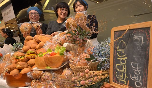 9일 오전 경기 고양시 일산서구 현대백화점 킨텍스점에서 도우미들이 황금똥빵을 선보이고 있다.