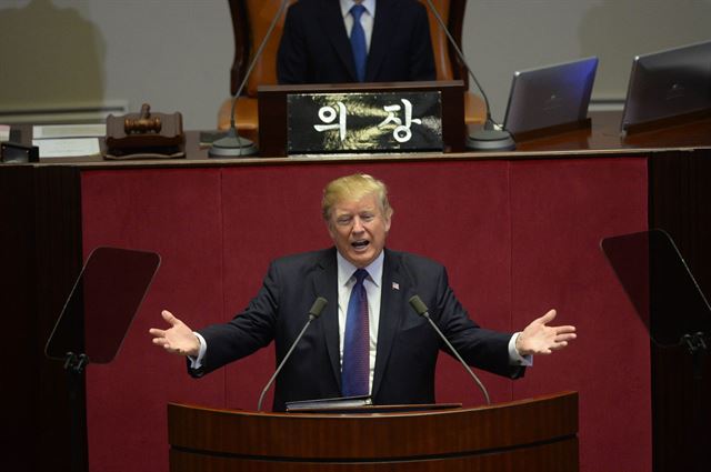 8일 국회 본회의장에서 연설하고 있는 도널드 트럼프 미국 대통령. 오대근 기자