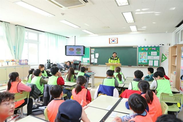 9일 강원 평창군 횡계초교를 찾은 이희범 평창올림픽 조직위원장이 5학년 학생을 대상으로 ‘올림픽 정신’을 주제로 특강을 하고 있다. 평창올림픽 조직위원회 제공