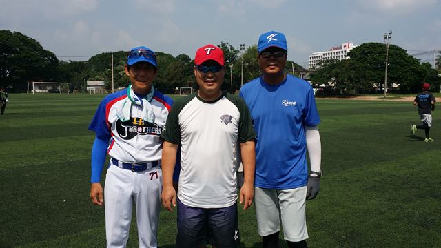 이만수 전 감독이 라오스 현지에 체류하면서 야구를 지도하는 야구인들과 한 자리에 섰다. 왼쪽이 코이카 소속 박종철 감독, 오른쪽이 권영진 전 대구고 감독이다.