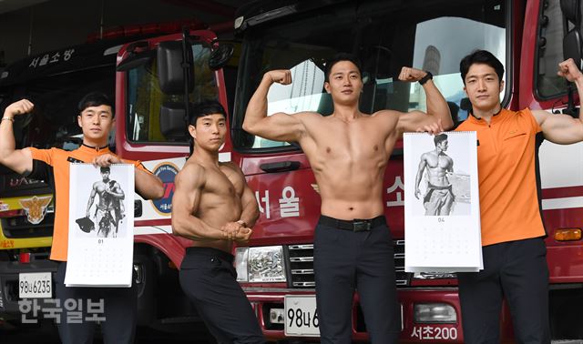 10일 서울 서초소방서에서 ‘몸짱 소방관 희망나눔달력’ 홍보를 위해 소방관 모델들이 포즈를 취하고 있다. 서재훈기자