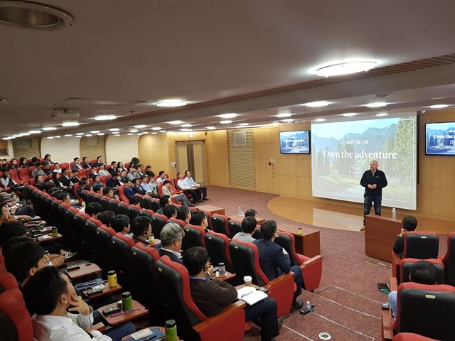 지난1일 서울 종로구 SK서린빌딩에서 열린 ‘SK 투자포럼’에서 미국의 카셰어링 기업 ‘투로’의 앙드레 아다드 최고경영자(CEO)가 SK 직원들에게 강연하고 있다. SK㈜ 제공