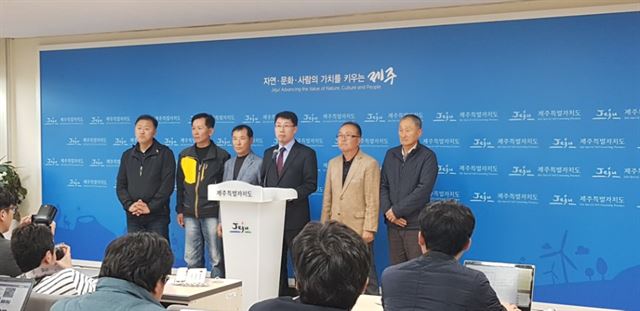 13일 오후 제주도청 기자실에서 안동우 제주도 정무부지사와 제주 제2공항 성산읍반대책위원회가 5가지 합의사항에 대해 발표하고 있다. 김영헌 기자.