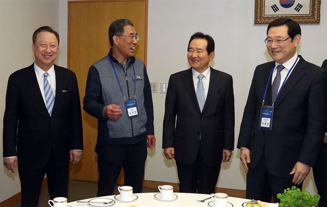 13일 서울 용산구 백범기념관에서 전국일자리위원회 워크숍이 열리기 전 이용섭 일자리위원회 부위원장(오른쪽부터), 정세균 국회의장, 김주영 한국노총위원장, 박용만 대한상공회의소 회장이 환하게 웃으며 이야기를 하고 있다. 연합뉴스