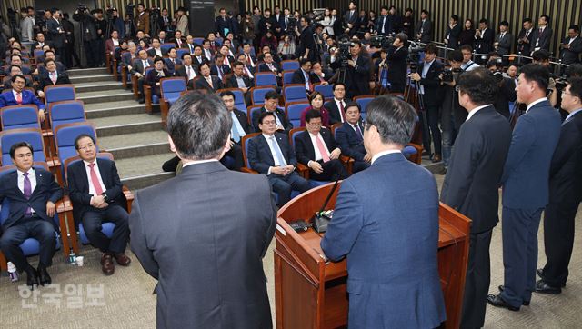 13일 오후 국회에서 열린 자유한국당 의원총회에서 바른정당을 탈당 후 지난주 자유한국당으로 복당한 의원8명중 참석한 정양석, 김용태, 황영철, 이종구, 강길부 의원 중 대표로 강길부 의원이 인사말을 하고 있다. 오대근기자