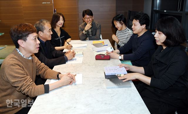 한국일보문학상 심사위원인 김현(왼쪽부터) 우찬제, 신수정, 송종원, 황예인, 전성태, 하성란씨가 지난 6일 서울 세종로 한국일보사에서 본심에 오른 10편을 두고 의견을 나누고 있다. 고영권기자youngkoh@hankookilbo.com