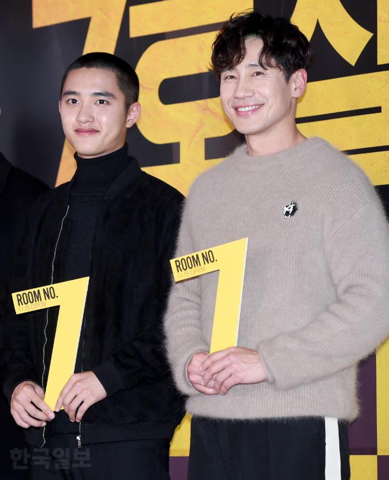 배우 도경수, 신하균이 13일 오후 서울 광진구 자양동 롯데시네마 건대입구에서 열린 영화 ‘7호실’ VIP 시사회에 참석해 포즈를 취하고 있다.