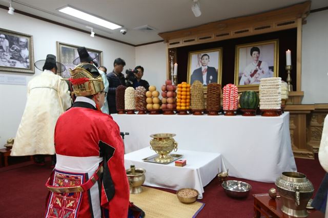 박정희 전 대통령 탄생 100주년 숭모제가 14일 경북 구미 상모사곡동 박정희대통령 생가에서 열린 가운데 남유진 구미시장이 박정희 대통령 영정 앞에서 제를 올리고 있다. 추종호기자 choo@hankookilbo.com