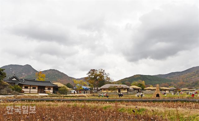 부드러운 산세에 폭 안긴 마을 풍경도 아늑하기 그지 없다.