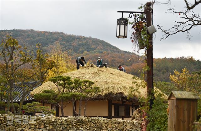 요즘은 초가지붕을 이는 모습도 볼 수 있다.