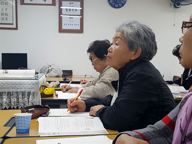 장 할머니가 중국어 회화 수업을 들으면서 수업 내용을 받아쓰고 있다. 고가혜 인턴기자