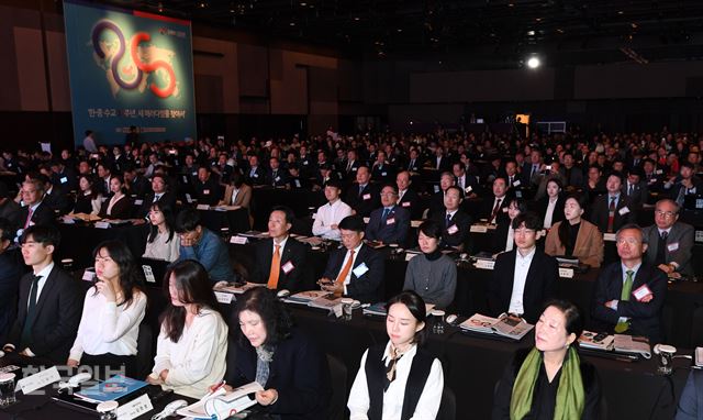 2017 차이나포럼이 한국일보 주최로 15일 오전 서울 신라호텔에서 열린 가운데 참석자들이 이규형 前주중한국대사가 기조강연을 듣고 있다. 홍인기 기자