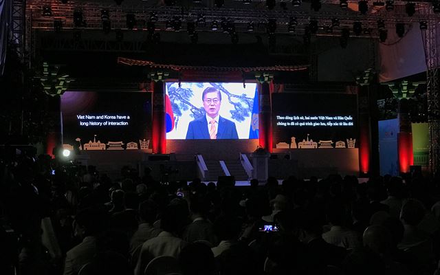 지난 11일 오후 베트남 호찌민시에서 열린 '호찌민-경주세계문화엑스포' 개막식에서 문재인 대통령의 영상축전이 상영되고 있다.