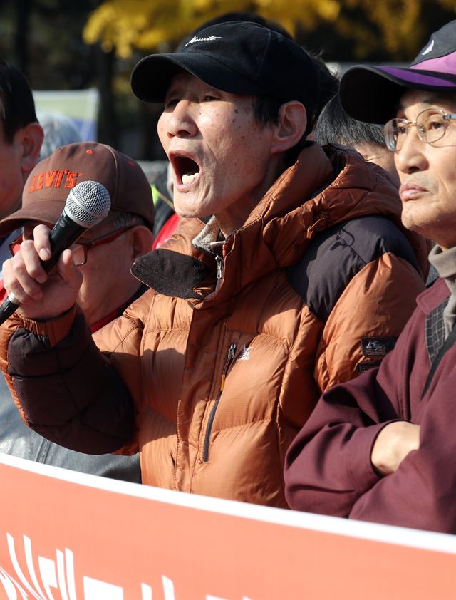 한 경비노동자가 15일 오전 서울 영등포구 국회 앞에서 열린 최저임금 인상에 따른 서울지역 아파트 경비노동자 감원 실태 조사 발표 및 처우개선 대책 촉구 기자회견에서 발언하고 있다. 연합뉴스