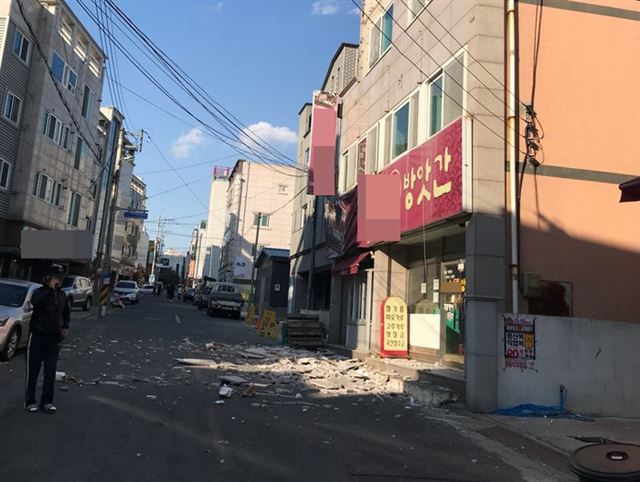 15일 오후 경북 포항시 한 건물 외벽이 지진 충격으로 부서져 있다. 기상청은 이날 오후 2시 29분께 경북 포항시 북구 북쪽 6㎞ 지점에서 규모 5.5 지진이 발생했다고 밝혔다. 연합뉴스