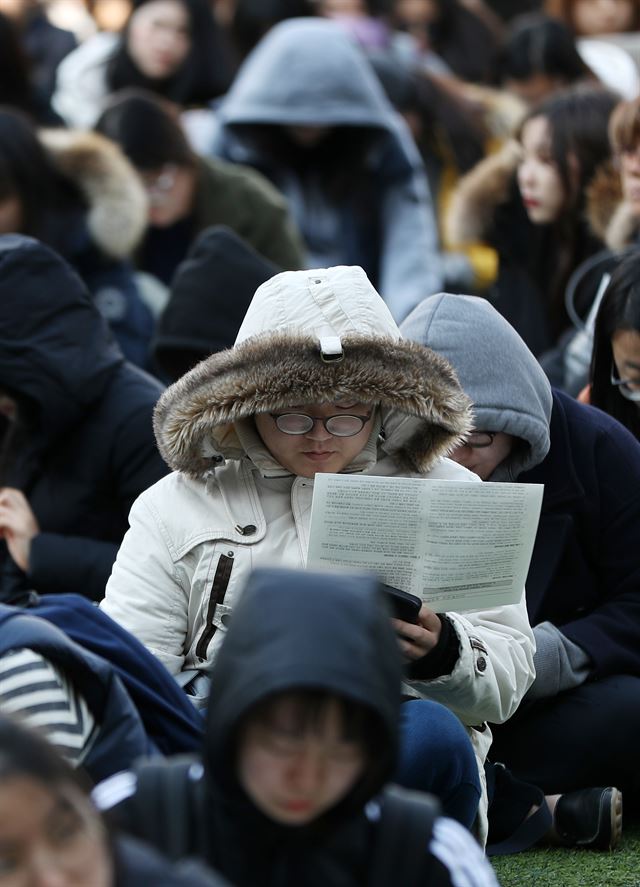 대학수학능력시험을 하루 앞둔 15일 오후 대구 대봉동 경북대 사범대학 부설고등학교 예비소집에 참가한 수험생들이 두꺼운 옷을 입고 주의사항을 전달받고 있다. 대구=연합뉴스