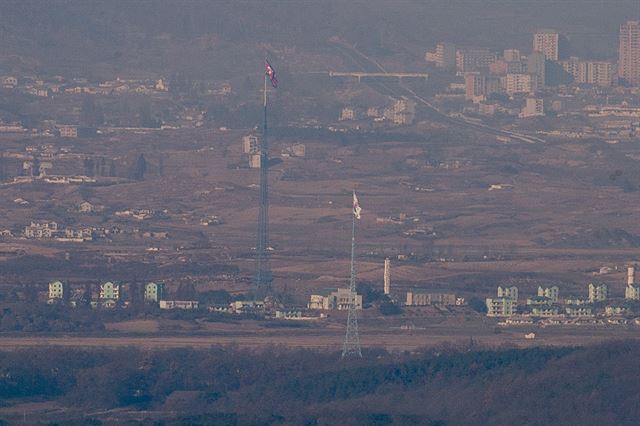 경기도 파주시 접경지역에서 비무장지대(DMZ) 내 남한 대성동 마을의 태극기와 북한 기정동 마을의 인공기가 마주서있다. 연합뉴스