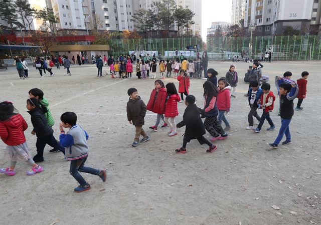 15일 오후 경북 포항에서 지진이 발생한 후 대구 동구에 위치한 봉무초등학교 학생들이 운동장으로 대피하고 있다. 연합뉴스