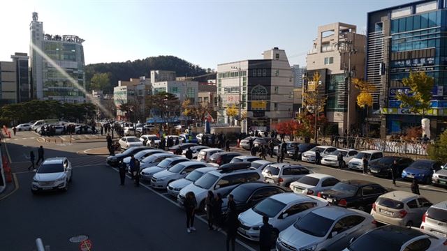 지진이 발생한 포항지역 주민들이 건물 밖으로 뛰쳐 나와 불안감에 휩싸여 있다.