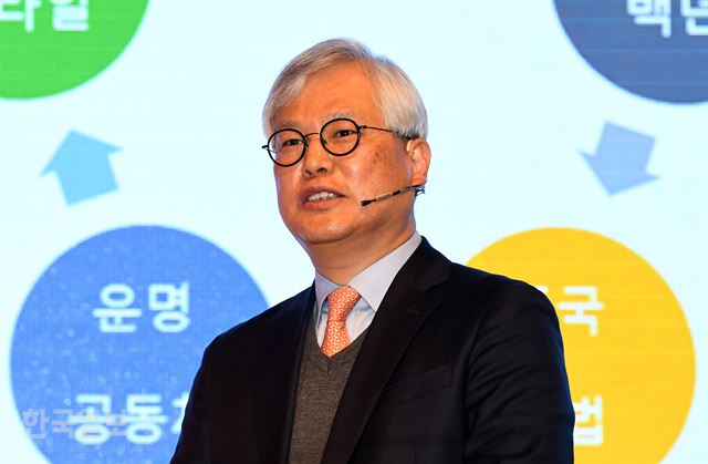 2017 차이나포럼이 한국일보 주최로 15일 오전 서울 신라호텔에서 열린 가운데 이희옥 성균중국연구소 소장이 <세션1. 한.중수교 25주년, 성과와 의미> 주제발표 하고 있다. 홍인기 기자