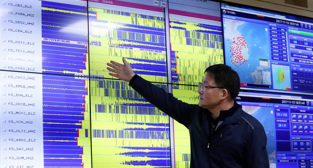 15일 서울 동작구 기상청 국가지진화산종합상황실에서 기상청 직원이 지진 관련 상황을 설명하고 있다. 연합뉴스.