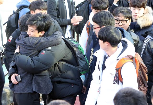 2018학년도 대학수학능력시험 예비소집일인 15일 대전 동산고등학교에서 한 선생님이 하교하는 3학년 수험생을 안아주고 있다. 연합뉴스