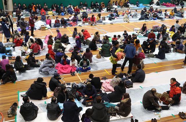 15일 오후 포항시 홍해읍사무소 인근 체육관에 주민들이 지진을 피해 대피해 있다. 연합뉴스