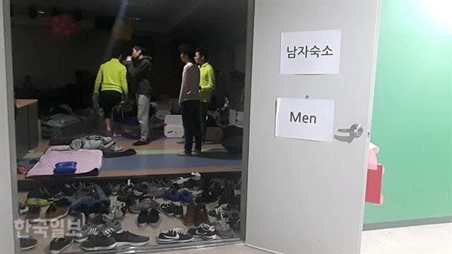 16일 오후 2시쯤 경북 포항시 사랑의교회에 대피한 대학생들이 잠을 이루지 못하고 대화중이다. 포항=김형준 기자 /2017-11-16(한국일보)