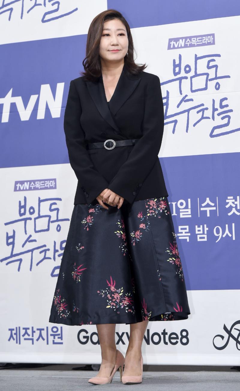 배우 라미란이 27일 오후 서울 논현동 임피리얼 팰리스 호텔에서 열린 tvN 새 수목드라마 ‘부암동 복수자들’ 제작발표회에 참석해 포즈를 취하고 있다.