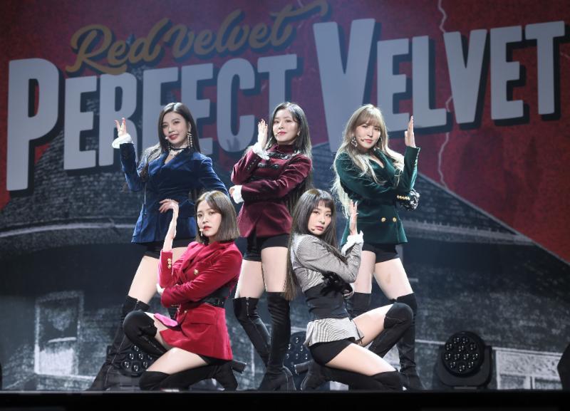 레드벨벳이 16일 오후 서울 강남구 삼성동 SMTOWN 코엑스 아티움에서 열린 레드벨벳 정규 2집 'Perfect Velvet'(퍼펙트 벨벳) 쇼케이스에서 무대를 선보이고 있다.