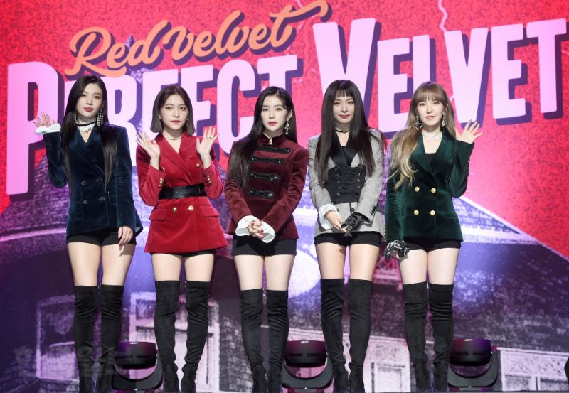 레드벨벳이 16일 오후 서울 강남구 삼성동 SMTOWN 코엑스 아티움에서 열린 레드벨벳 정규 2집 'Perfect Velvet'(퍼펙트 벨벳) 쇼케이스에 참석해 포즈를 취하고 있다.