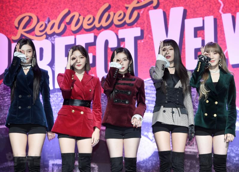 레드벨벳이 16일 오후 서울 강남구 삼성동 SMTOWN 코엑스 아티움에서 열린 레드벨벳 정규 2집 'Perfect Velvet'(퍼펙트 벨벳) 쇼케이스에 참석해 포즈를 취하고 있다.