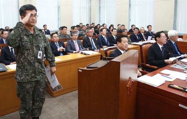 서욱 합동참모본부 작전본부장이 14일 오전 국회 국방위원회에서 열린 전체회의에서 전날 발생한 판문점 공동경비구역(JSA) 북한군 귀순 상황을 설명하기 앞서 거수 경례를 하고 있다. 연합뉴스