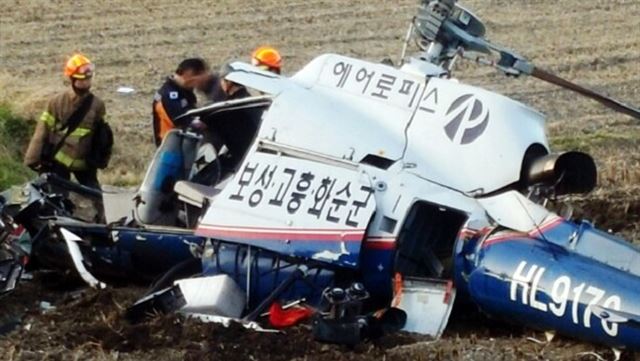 16일 오후 4시40분쯤 전남 보성군 벌교읍 고읍리의 한 논바닥에 산불감시용 헬기가 추락해 출동한 소방대원이 구조작업을 벌이고 있다. 연합뉴스