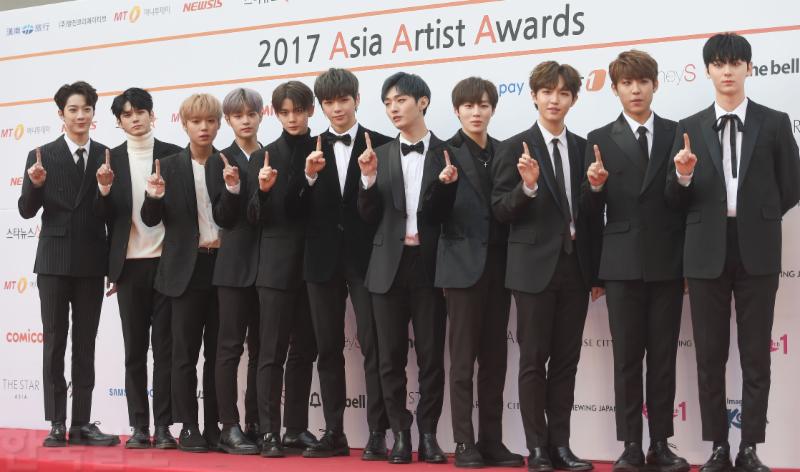 워너원이 15일 오후 서울 잠실실내체육관에서 진행된 '2017 아시아 아티스트 어워즈' 레드카펫 행사에 참석해 포즈를 취하고 있다.